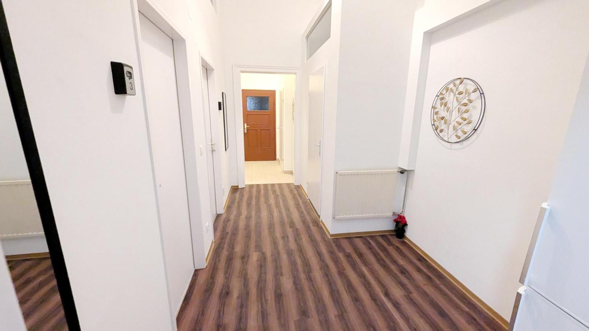 Privatunterkunft Spacious - 15 Min From Airport & Center, 5 Min From Main-bus Station Ez 1-9 *