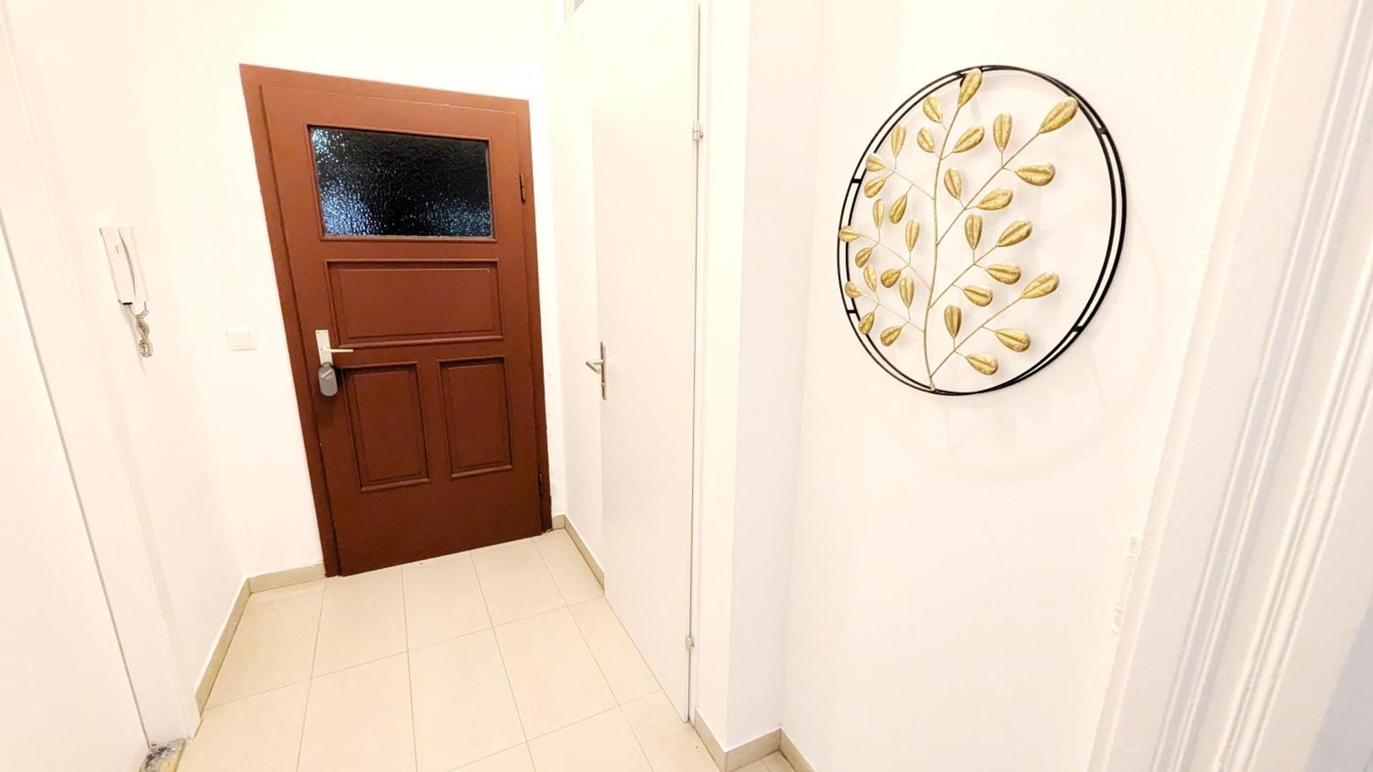 Spacious - 15 Min From Airport & Center, 5 Min From Main-bus Station Ez 1-9 * Wenen